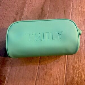 TRULY signature Vanity Case*MINT COLOR- BNWOT- Retail $99